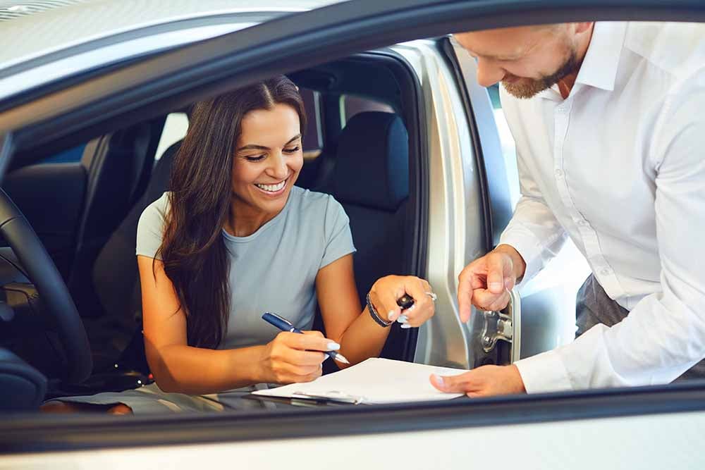 Femme louant une voiture